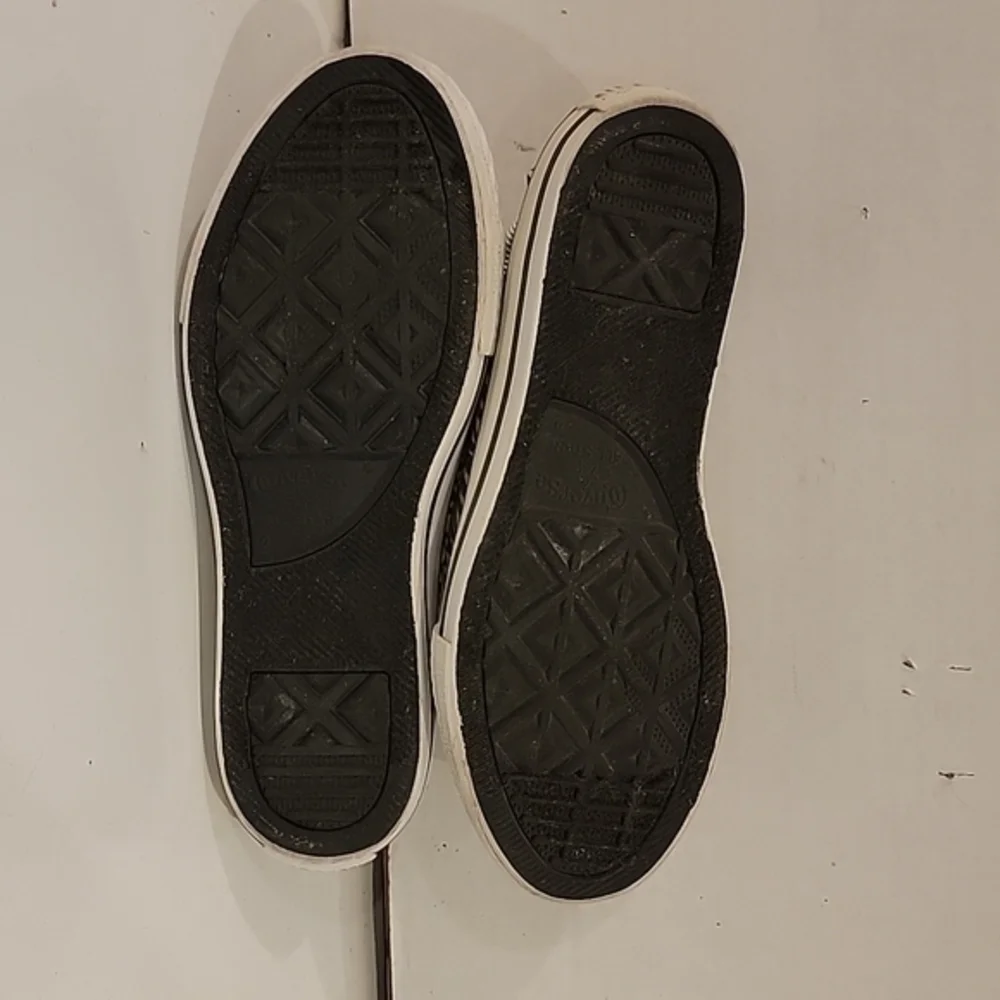 KIDS CONVERVSE‎ ALL STAR LOW TOPS WITH A ZEBRA PATTERN (sz 2)